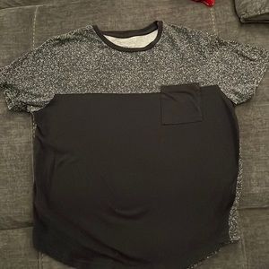 Black and gray men’s tee
